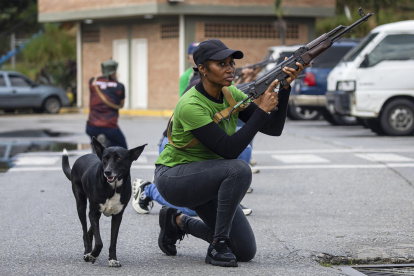 Una persona sostiene un arma durante instrucciones militares por parte de la Fuerza Armada Nacional Bolivariana (FANB), en Caracas (Venezuela).