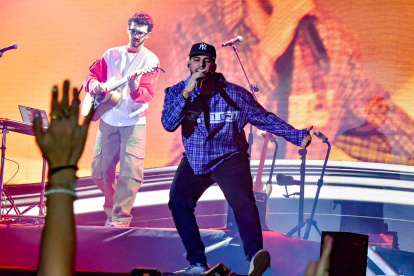 Alleh y Yorghaki presentaron se presentaron en el coliseo Voltaire Paladines Polo