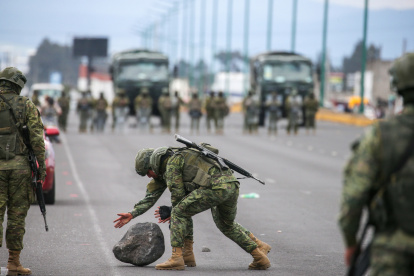 Militares retiran una piedra durante protestas este lunes, en Latacunga (Ecuador).