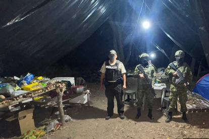 El campamento ilegal fue localizado y destruido por las Fuerzas Armadas y la Policía en Puyango, Loja.