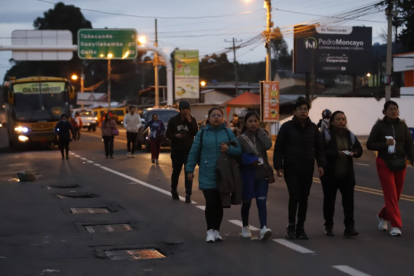 Centenares de trabajadores han optado por caminar para llegar a sus destinos.