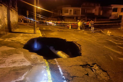 Producto de las intensas lluvias se formó un socavón entre las calles Monjas y Chaguar