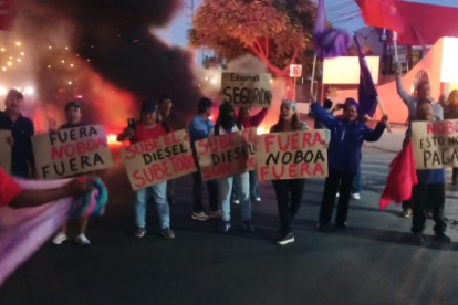 Miembros de la Unión Nacional de Educadores (UNE), el Frente Popular y otros colectivos bloquearon la Av. Narcisa de Jesús.