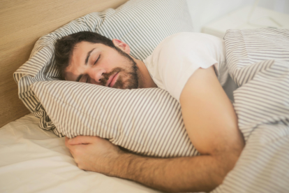 Una siesta prolongada puede parecer reconfortante, pero los expertos advierten sobre sus posibles efectos negativos en la salud y el ciclo de sueño nocturno.