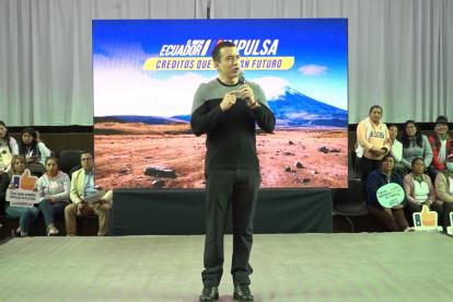 El presidente Daniel Noboa, en Cotopaxi, hizo la entrega simbólica de créditos a emprendedores agrícolas y artesanales.