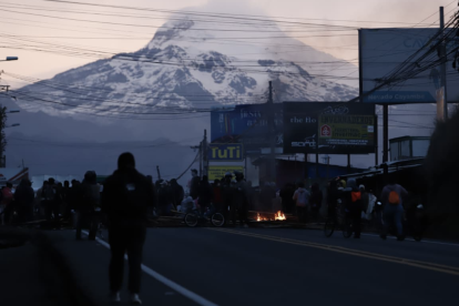La vía Tabacundo–Cajas fue reabierta este martes por la Policía Nacional y militares, mientras persisten bloqueos en la ruta Quito–Cayambe