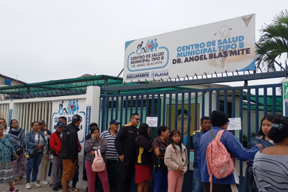 Decenas de ciudadanos acuden al centro de salud municipal Blas Mite, en Playas, cantón que carece de un hospital de primer nivel.