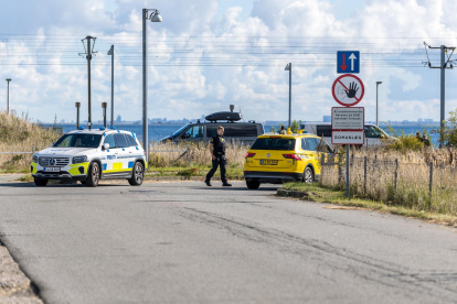 La policía de Dinamarca (PET) inspecciona una zona de la estación de tren de DSB, en Kystvejen, cerca del aeropuerto de Copenhague, el 23 de septiembre de 2025.
