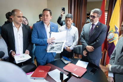 Autoridades se reunieron en el Ministerio de Ambiente de Cuenca para revisar los informes técnicos sobre el proyecto minero Loma Larga.