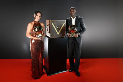 Aitana Bonmati deslumbró con un vestido de marca catalana y Ousmane Dembélé, en cambio, con firma italiana.