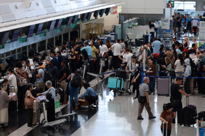 Los pasajeros realizan el registro de entrada en el aeropuerto internacional de Hong Kong mientras se acerca el tifón Ragasa, en Hong Kong, China, 23 de septiembre de 2025.