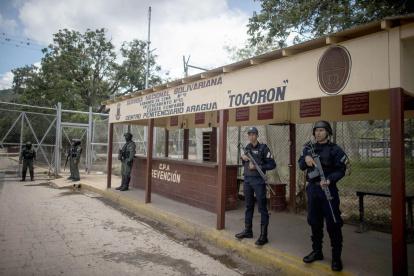 Militares durante un operativo en la entrada del centro penitenciario Tocorón, en Tocorón (Venezuela).