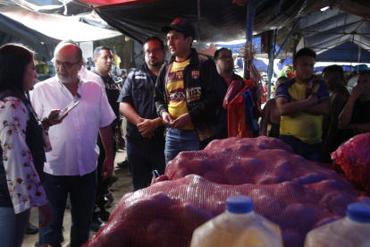 El gobernador de Guayas, Humberto Plaza, en un operativo en el mercado de la Gómez Rendón el martes 23 de septiembre de 2025.
