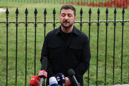 Fotografía del presidente de Ucrania, Volodímir Zelenski, este 22 de septiembre de 2025, en la plaza de Lafayette, frente a la Casa Blanca, en Washington (EE.UU). EFE/