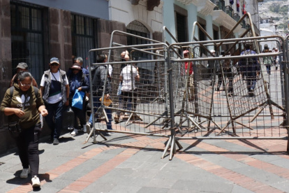 La Policía instaló vallas metálicas entre las calles Guayaquil y Chile, así como en las vías que rodean al Palacio de Carondelet, centro de Quito.