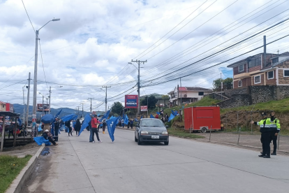 Manifestantes bloquearon parcialmente la Panamericana Sur en la Y de Tarqui, durante la primera jornada del paro indígena y campesino por el agua de Cuenca.
