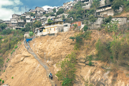 Obras municipales en Guayaquil buscan evitar riesgos por talud en Mapasingue Este.