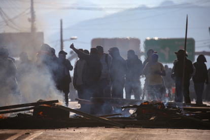 Personas participan en una manifestación este martes, en Tabacundo (Ecuador).