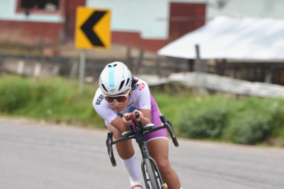 Nahomi Játiva, de 16 años, fue la primera ecuatoriana en pista del Mundial.