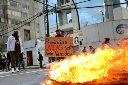 Estudiantes de la Universidad Central y organizaciones sociales marcharon por la avenida 10 de Agosto en Quito.