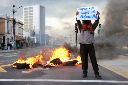 Estudiantes de la Universidad Central marchan por el centro de Quito con banderas y carteles en rechazo al alza del diésel.