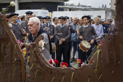 Un hombre participa en la ofrenda floral en recuerdo y homenaje a las víctimas del franquismo este sábado, organizada por el Ayuntamiento donostiarra con motivo del Día de la Memoria Histórica de San Sebastián.