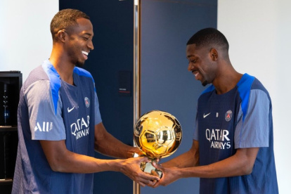 Willian Pacho, el primer ecuatoriano en tocar el Balón de Oro gracias a Ousmane Dembélé.