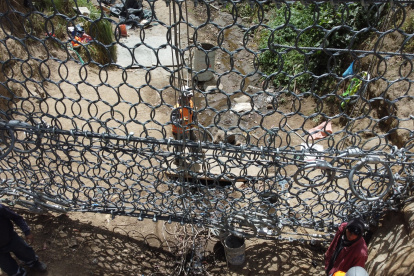 Se colocaron nuevas mallas de acero en la quebrada El Tejado para reducir riesgos en La Gasca y La Comuna.