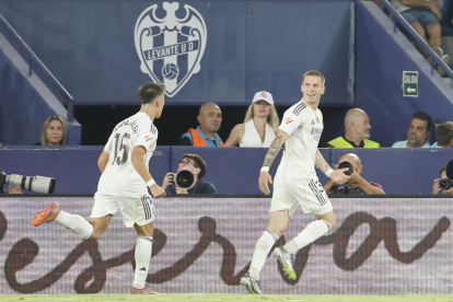 VALENCIA, 23/09/2025.- El centrocampista argentino del Real Madrid Franco Mastantuono (d) celebra su gol, segundo del equipo ante el Levante, durante el partido de la sexta jornada de LaLiga EA Sports que Levante UD y Real Madrid disputan hoy martes en el estadio Ciutat de Valencia. EFE/Ana Escobar