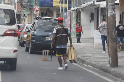 Invadir el espacio público de la calzada con objetos, incluso en calles donde es prohibido estacionar, es una de las infracciones que se reportan a la ATM en X.