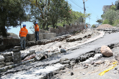 Daños. La calle Chaguar en San Antonio de Pichincha quedó destruida tras lluvias. Adoquines y asfalto levantados dejaron enormes huecos en la vía.