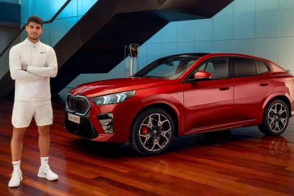 El tenista # 1 del mundo, Carlos Alcaraz, con un auto de la marca.