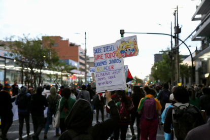 La marcha avanzó por la Av 10 de agosto mientras manifestantes impiden el paso de los vehículos.