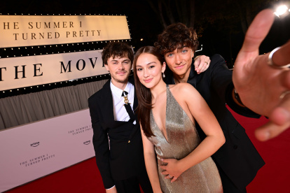 En la última temporada, Belly se muda a París… Sí, igual que Emily, la protagonista de Emily in Paris. ¿Todas las historias de amor juvenil tienen como escenario obligatorio la ‘ciudad del amor’?