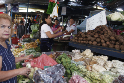 Guayaquil. Una comerciante y una clienta en el mercado ubicado en las calles Gómez Rendón y Abel Castillo.