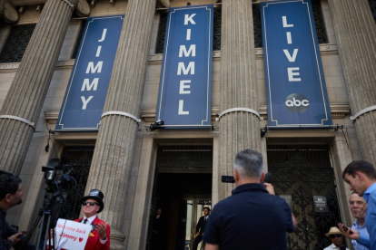 Miembros de los medios de comunicación se reúnen frente a los estudios de Jimmy Kimmel Live en Los Ángeles, California, EE. UU. EFE