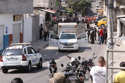 El vehículo donde se movilizaban los creadores de contenido quedó con múltiples impactos de bala.