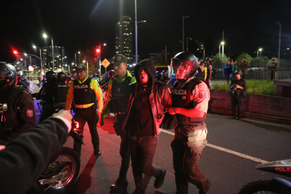 Al manifestante, un policía le lanzó gas directamente a la boca mientras lo llevaban detenido.