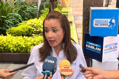 Marcela Aguiñaga después de la rueda de prensa en Guayaquil.