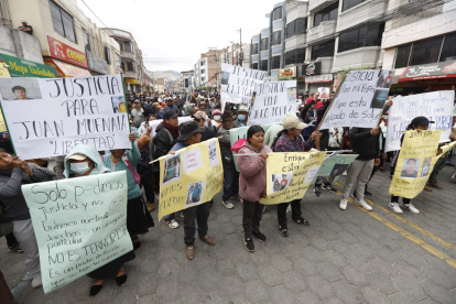 Familiares de los detenidos en las protestas se concentran afuera del coliseo Jacinto Collahuazo, en Otavalo, para exigir su liberación.