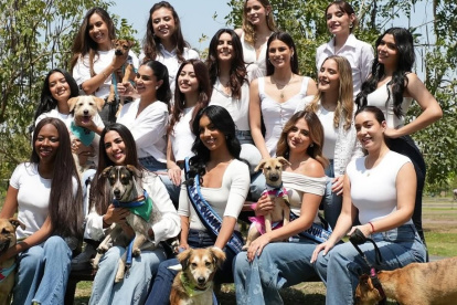 Las aspirantes junto a Jennifer Tutivén, actual soberana