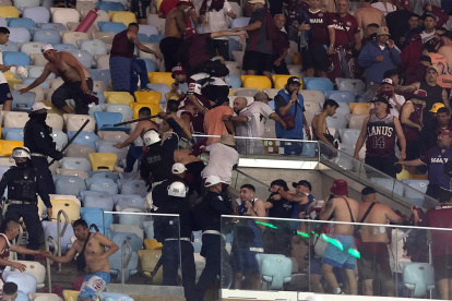 Hinchas de Lanús siendo reprimidos por la policía de Rio de Janeiro