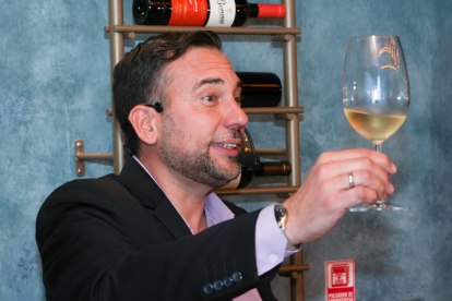 Se ofreció una cata de tres vinos de la bodega Dos Hemisferios, dirigida por el sommelier y consultor francés Marc Pidoux.