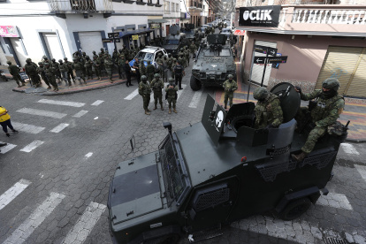 Integrantes de las Fuerzas Armadas custodian la ciudad este miércoles, en Otavalo (Ecuador).