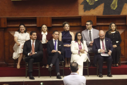 Los nuevos vocales principales (primera fila) y suplentes del Consejo de la Judicatura.