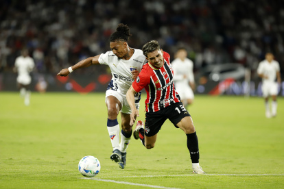 José ‘Choclo’ Quintero (i), carrilero de Liga de Quito, disputa un balón con el argentino Enzo Díaz, extremo del Sao Paulo.