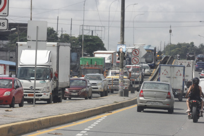 A diario se evidencia un alto congestionamiento vehicular en la vía a Daule, en el norte de Guayaquil.