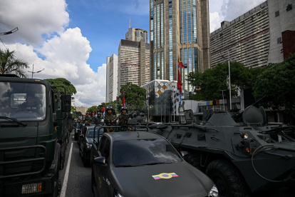 Miembros de las Fuerzas Armadas Bolivarianas participan en un despliegue militar en apoyo a Nicolás Maduro, en la Avenida Bolívar de Caracas el 23 de septiembre de 2025.