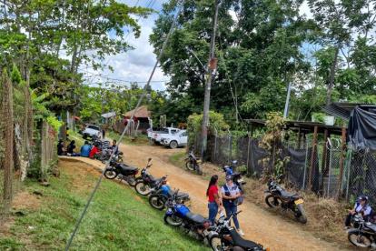 Familiares y compañeros de trabajo de los mineros esperaban noticias afuera de la mina de oro en Antioquia, Colombia, el 23 de septiembre de 2025.