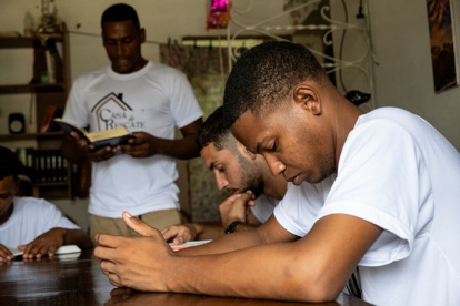 Jóvenes en rehabilitación rezan en la Casa de Rescate para drogadictos en La Habana el 22 de agosto de 2025.